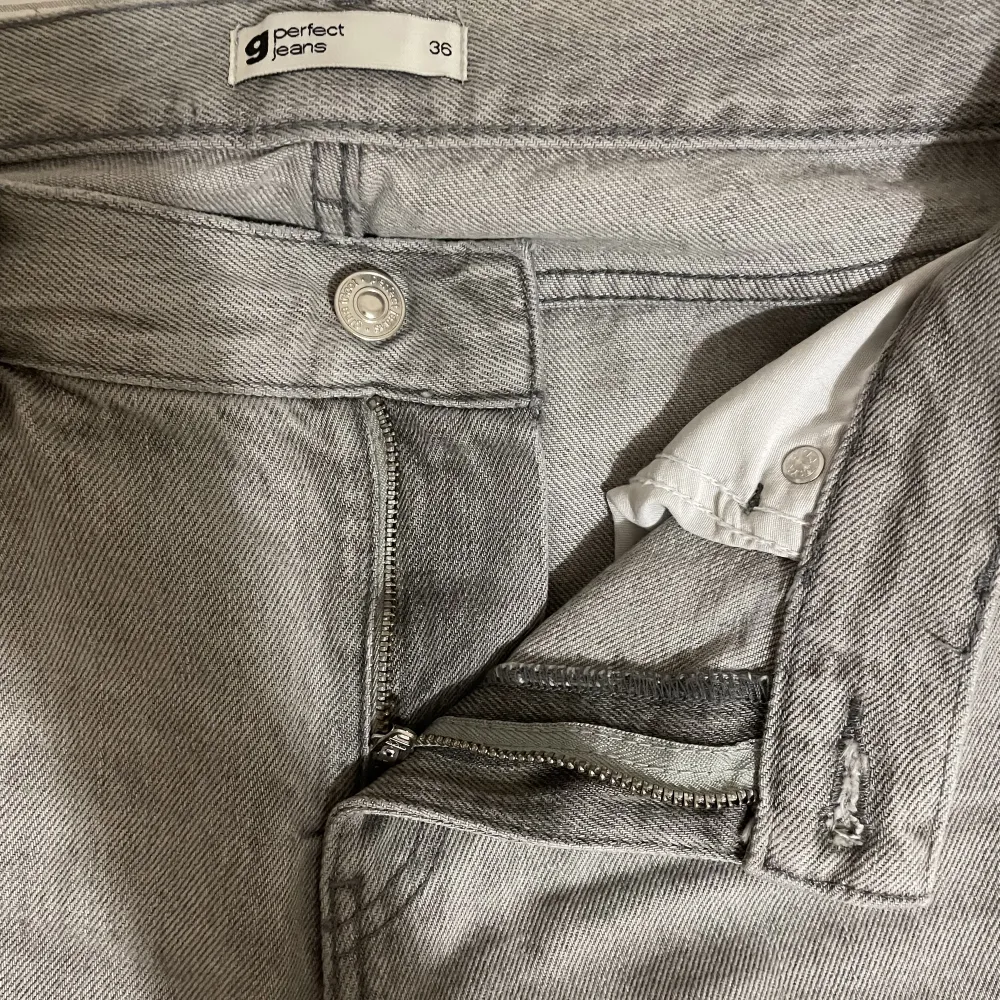 Säljer nu de populära low waist straight jeans från gina tricot. Perfekta jeans som man kan styla till allt. Knappt använda då det inte var rätt storlek för mig. Nypris 499kr, toppen skick, fler bilder kan skickas. Jeans & Byxor.