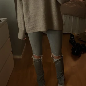 Zara  - Säljer nu dessa snygga jeans från zara då dom inte kommer till användning längre💕💕120kr+ frakt 