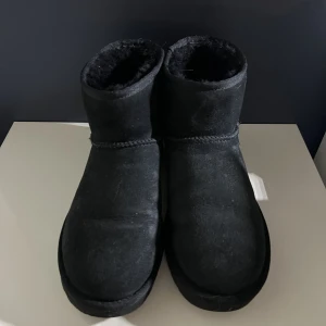 Ugg - Säljer ett par Mini Uggs i fint skick. Tvättar dom innan dom skickas! 