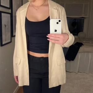 Beige Kavaj/blazer - Säljer denna beiga kavaj/blazer från Mango✨Tunt och luftigt material, perfekt till sommaren❤️