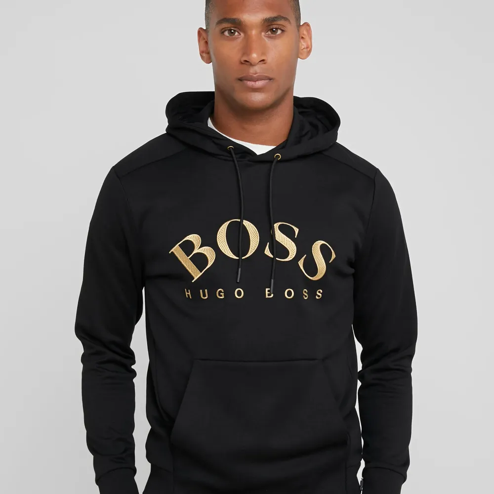 Säljer en Hugo boss hoodie i väldigt fint skick, storlek M men passar S/XS  , kan gå ner i pris vid snabb affär, skriv om ni har frågor.. Hoodies.