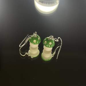 Hemmagjorda gröna svamp örhängen. 🦋Material: rostfritt stål🦋  💖vad du får med: örhängen, plupp, transparent smyckes burk💖 intresserad? Tryck köp nu! Har 2x av grön