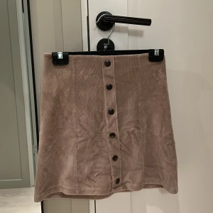 Gina Tricot manchesterkjol - Kjol i manchesterliknande material från Gina Tricot i strl.XS. Töjbart material gör att den passar även en S. 