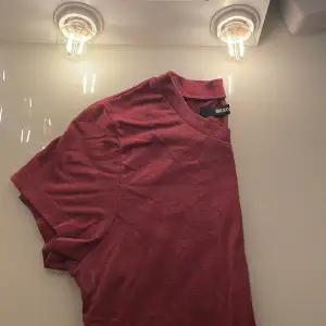 En jätte fin röd antog t shirt från bikbok 💗