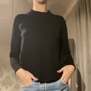Svart tröja  - Svart stickad tröja från Gina tricot i storlek M. Fint skick knappt anvönd