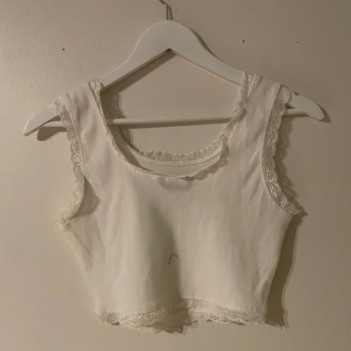 Fin vit cropped sommarlinne med spetskanter - 90