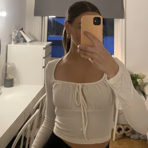 Vit tröja med knytning - Säljer denna vita långärmade tröja med snörning i bra kvalite. Använd fåtal gånger så där med bra skick. Tröjan är i storlek S🤍 Köparen står för frakt!