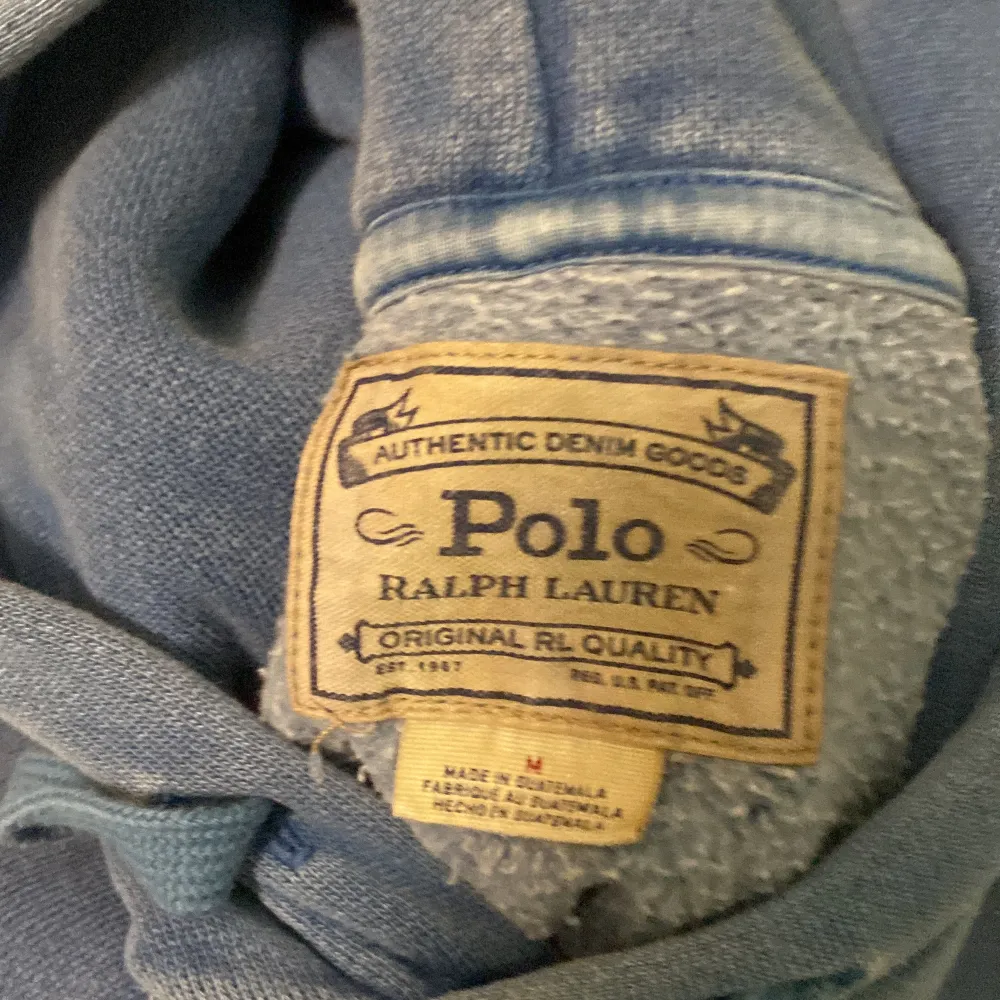 Polo Ralph Lauren-hoodie, storlek M Snygg blå färg Originalpris 1500 kr Pris kan diskuteras . Tröjor & Koftor.