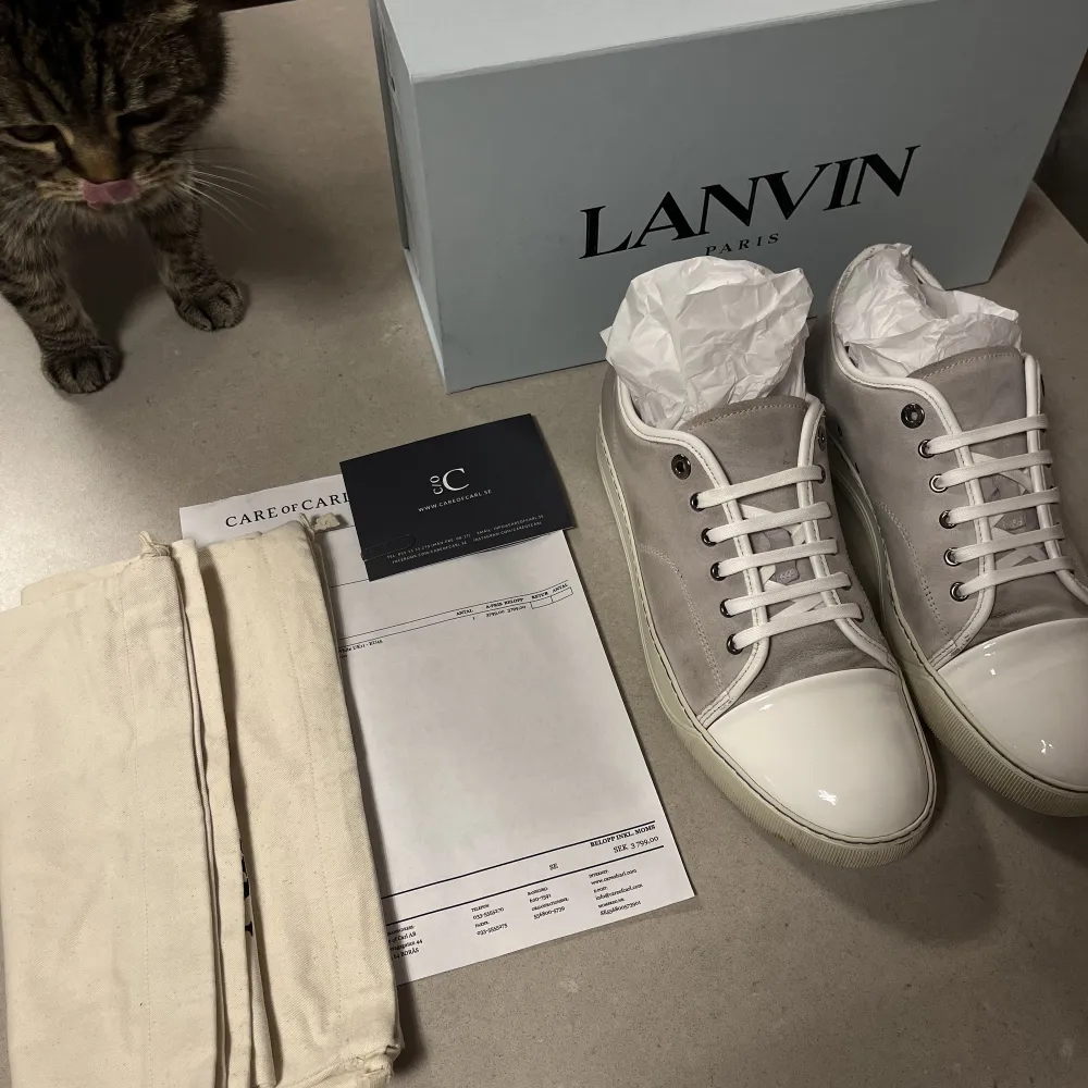 Modell: Lanvin (Patent Cap Toe, White) Skick: 6/10 Retail: 3999kr Mitt Pris: 1700kr. Skor.