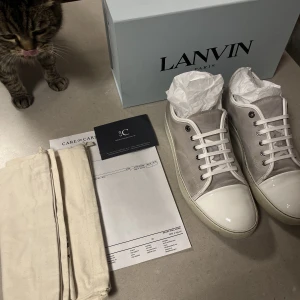 LANVIN Skor - Modell: Lanvin (Patent Cap Toe, White) Skick: 6/10 Retail: 3999kr Mitt Pris: 1700kr