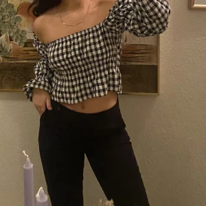 Rutig off shoulder topp/puffärm - Svart o vitrutig topp i bomull från HM. Kan både användas som offshoulder men även med puffärmar. Jätte skön i materialet och går att använda utan bh, då den inte är genomskinlig.
