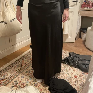 svart silkekjol - inte riktigt min stil längre. Stretchiga därbak så passar allt från S-L
