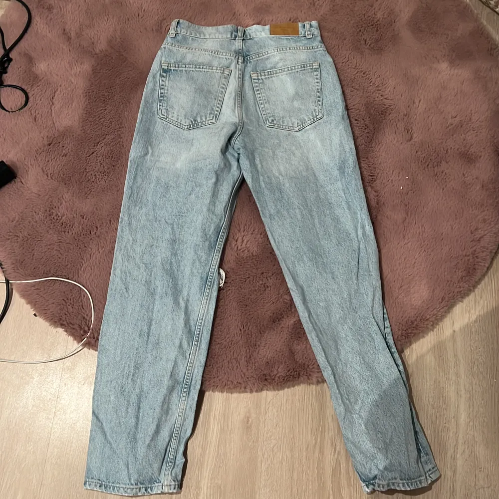 Ljusblåa jeans från gina tricot😍 . Jeans & Byxor.