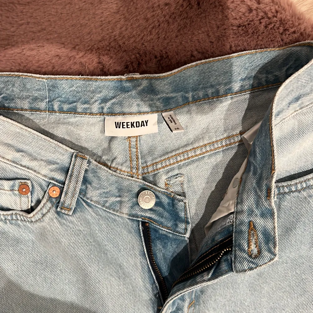 Superfina jeans från weekday som aldrig kommit till användning, storlek ”26” i midja / sitter som Xs/S allmänt💞 . Jeans & Byxor.