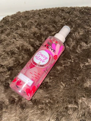 H&M mist, söt&fruktig doft - Jättegod lukt! Får många komplimanger av den när jag sprayar på mitt hår eller hemmet. Säljer pga allt för många parfymer hemma. 