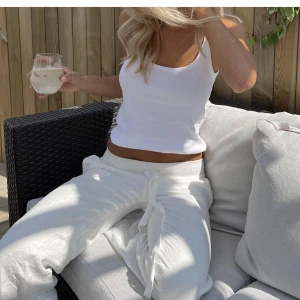 Alobha linnebyxor - Säljer mina Alobha linnebyxor då de inte kommer till användning. Endast använda 1 gång! Storlek XL men passar mig som brukar ha M/L i byxor