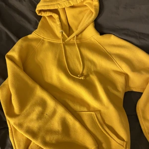 Bikbok hoodie - Gul stor mysig hoodie från BikBok. Fint skick. Svårt å få med rätt färg på bild men ser olika ut i olika ljus så bilderna är hyfsat rätt färg. köpare står för frakt💓