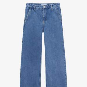 dessa jeans är slutsålda på zalando, där jag köpte dem💞 jag säljer dessa jeans därför att jag inte tycker om hur de sitter på mig, jag har aldrig använt dem❤️för långa för mig som är 165 & ganska stora i storleken💕priset kan diskuteras, skriv till mig då❤️‍🔥