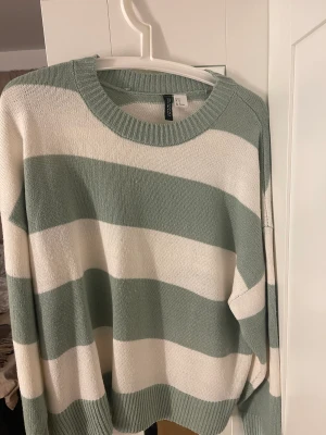 Stickad tröja  - Från Hm, storlek M.