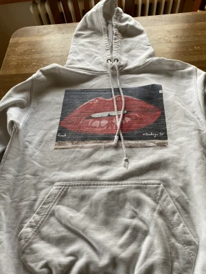 The cool elephant. - Vit Hoodie. The cool elephant Strl.xs