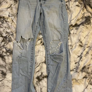 Jeans tjej - Jeans tjej. Ljusblå med hål. Lager 157 Strl. M