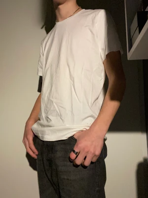 Helvit T-shirt - En clean och fin H&M t-shirt i storleken M, fint skick