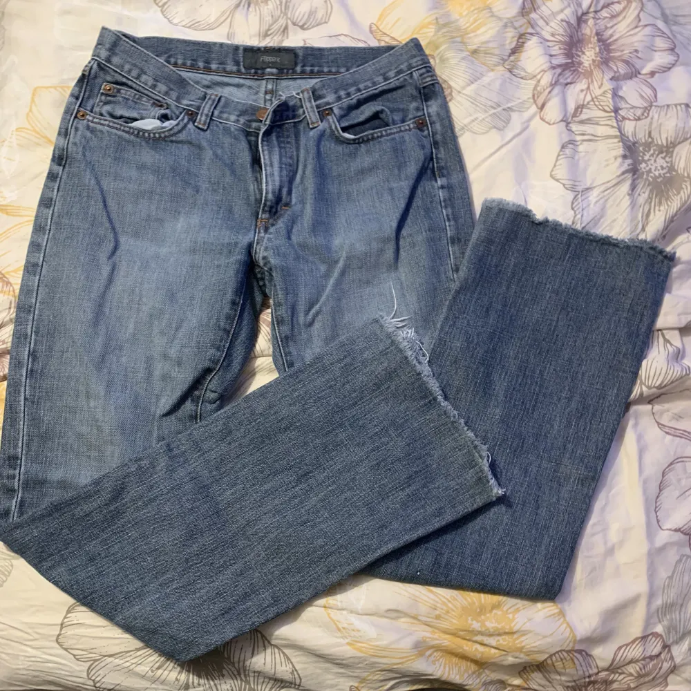 Mina favoritjeans som har blivit för små. Lågmidjade och lite längre i benen.. Jeans & Byxor.