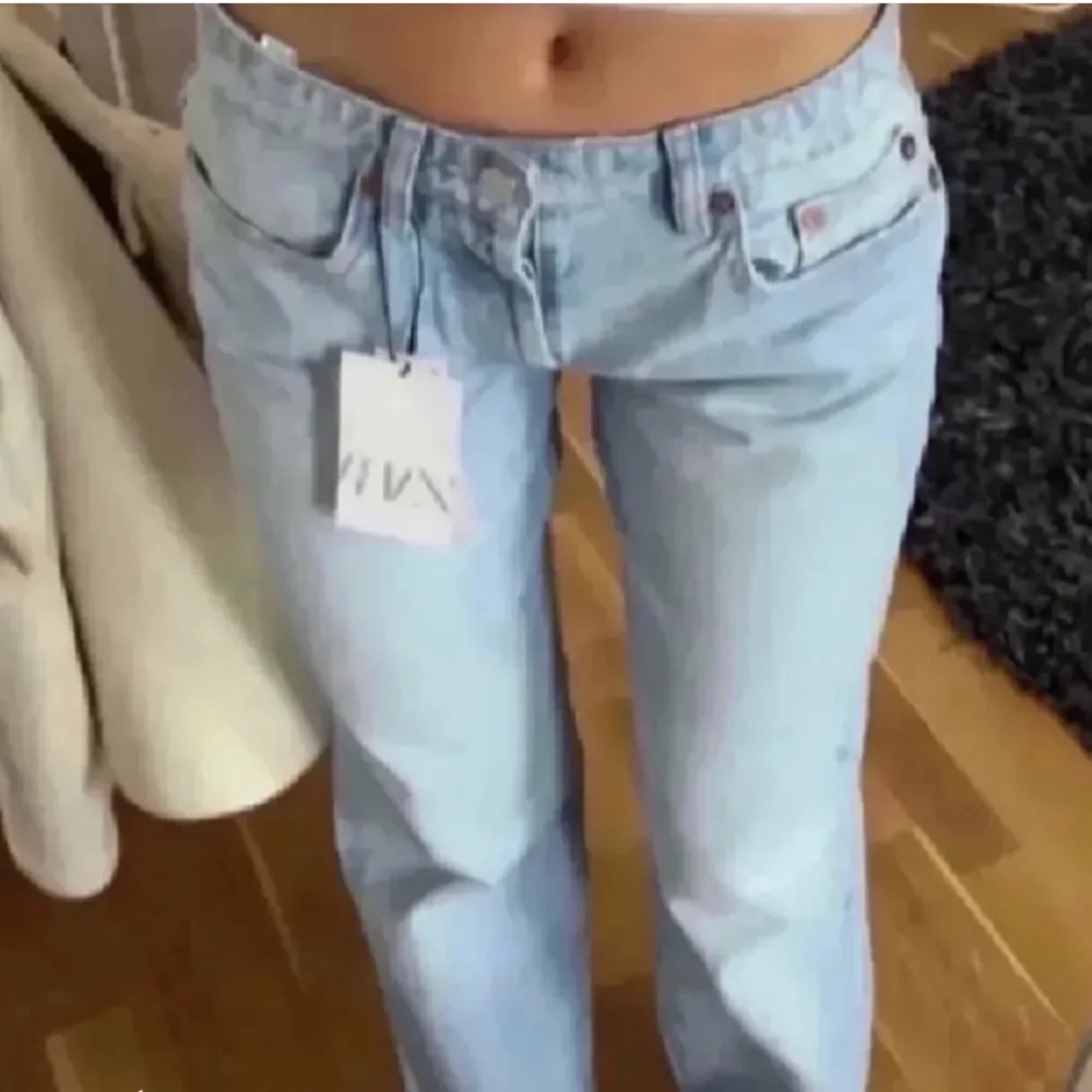 Ett par lågmidjade superfina zara jeans som inte längre kommer till användning 💗. Jeans & Byxor.