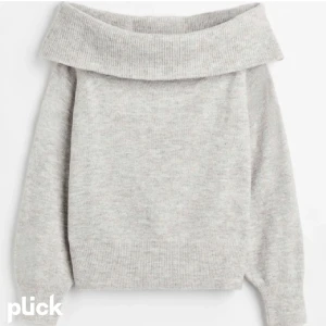 Off shoulder tröja - Grå off shoulder tröja som knappt har kommit till användning, tog en lånad bild men skriv privat om du vill ha fler bilder eller är intresserad💓Fraktar spårbart via PostNord  Köp direkt för 170☺️