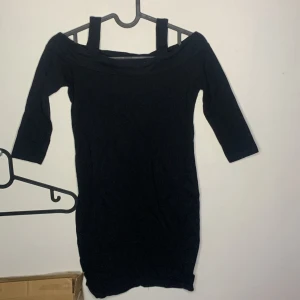 Kort klänning med axelband - Bredda axelband med kort ärmad klänning! Kontakta mig för mer Information/frågeställningar!