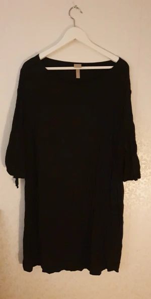 Snygg klänning  - Snygg klänning med skurning på armarna. Från H&M  i stl 2xl 