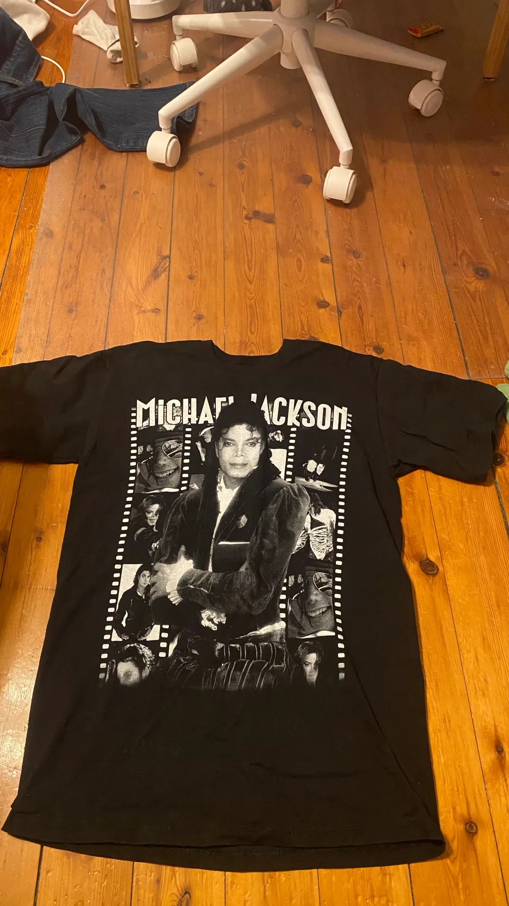 Michael Jackson t shirt. Aldrig använt men köpt second hand är i bra skick. Tryck inte på köp nu!!!. T-shirts.