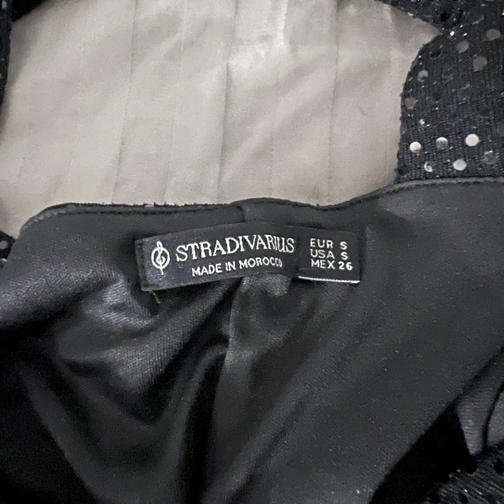 Glittrig svart klänning från stradivarius Storlek S Använd endast 1 gång så mycket bra skick . Klänningar.