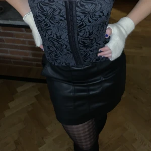 Skinnkjol från H&M - Skinnkjol från H&M, storlek 40 (M) 💕