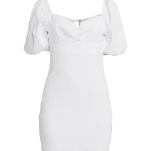 Studentklänning Guess  - Säljer denna superfina klänningen från Guess! Orginalpris 1 231 kr. 💖  Perfekt till studenten/skolavslutningen och att ha i sommar! 🤍 Den är helt oanvänd och med prislapp kvar 😇