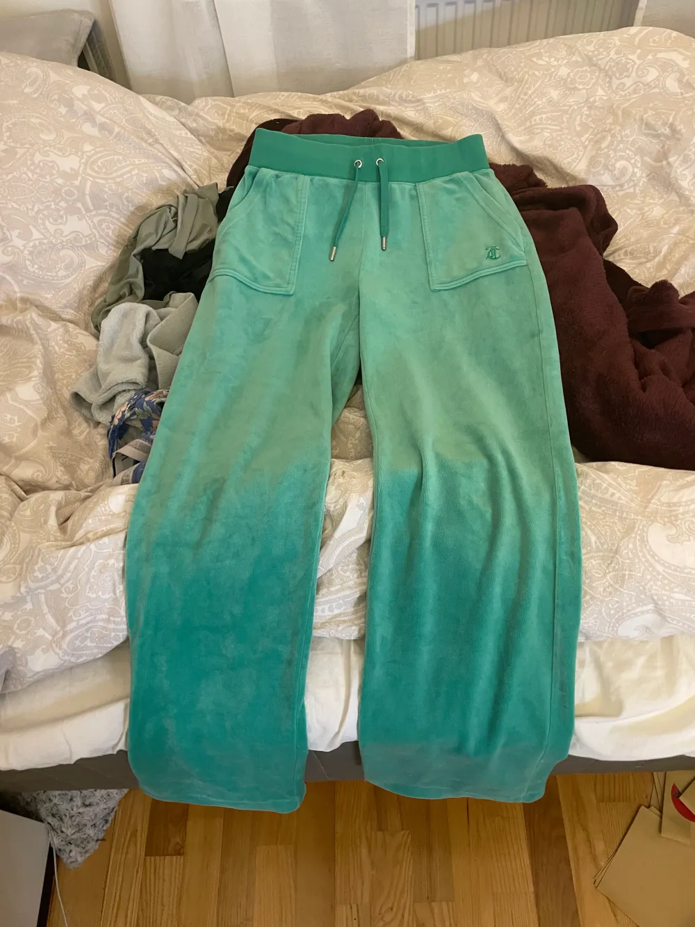 Säljer dom gröna juicy byxorna i storlek S då jag spontanköpte dom men nästan aldrig använt dom. Jeans & Byxor.