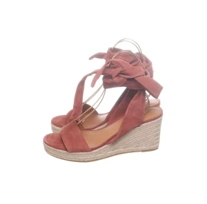 Helt nya skor, &Other Stories - Stl 40 - Oanvända skor med kilklackar och så snygga snören. Snygg brun färg som passar perfekt till sommaren. Från Stories, storlek 40. Frakt tillkommer 