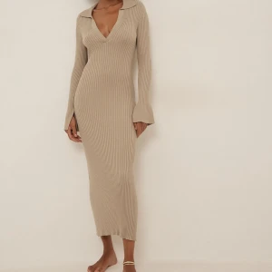 Klänning - Stickad jätteskön klänning som är helt slutsåld på hemsidan, storlek XS men passar S och M också 🙌🏼❤️i nyskick 