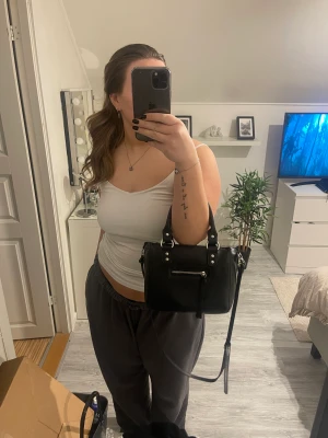 Väska från nelly - Säljer nu min älskade väska från Nelly! Säljer den då den ej kommer till användning längre tyvärr:( Den är använd men har inga defekter! Säljs i befintligt skick och köparen står för frakten! 