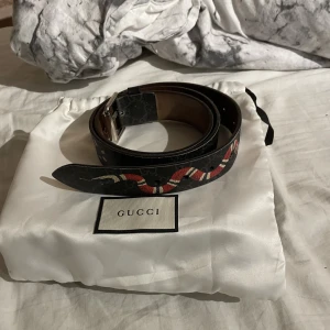 Gucci snake leather belt  - Gucci snake leather belt, okej skick. Väl använt men riktigt hållbart skärp. Box, dustbag och tags/etikettdr ingår. Dm för mer info och foton