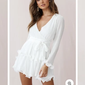 Studentklänning  - !TRYCK EJ PÅ KÖP DIREKT! Jättefin klänning från Dennis Maglic. Perfekt till studenten, aldrig använd bara testad, därav nyskick. 