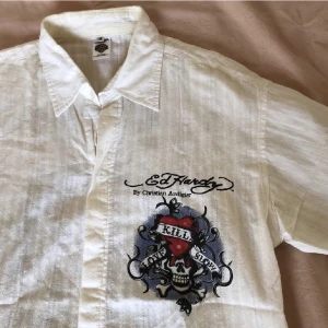 ed hardy button down⭐️ - ed hardy typ skjorta i linne material, super skön å nice till sommaren, passar båda kön✨
