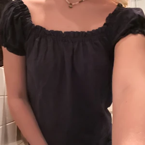 topp, vero moda - snygg mörkblå tröja från Vero Moda. skönt material med bra kvalité och den har som ett resårband över axlarna som ger den en puffig effekt🦋🌀🫐 i bra skick, som ny :3 