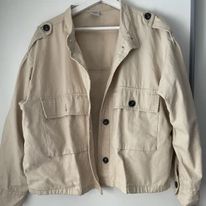 Jeans jacka - Säljer en beige jeansjacka som är köpt på gekås. Använd fåtal ggr. Tunn i materialet. Strl 44-46.❤️