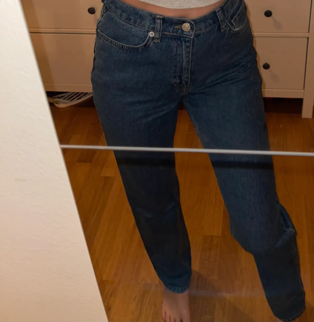 Blå raka jeans från Monki. Storlek 27. . Jeans & Byxor.