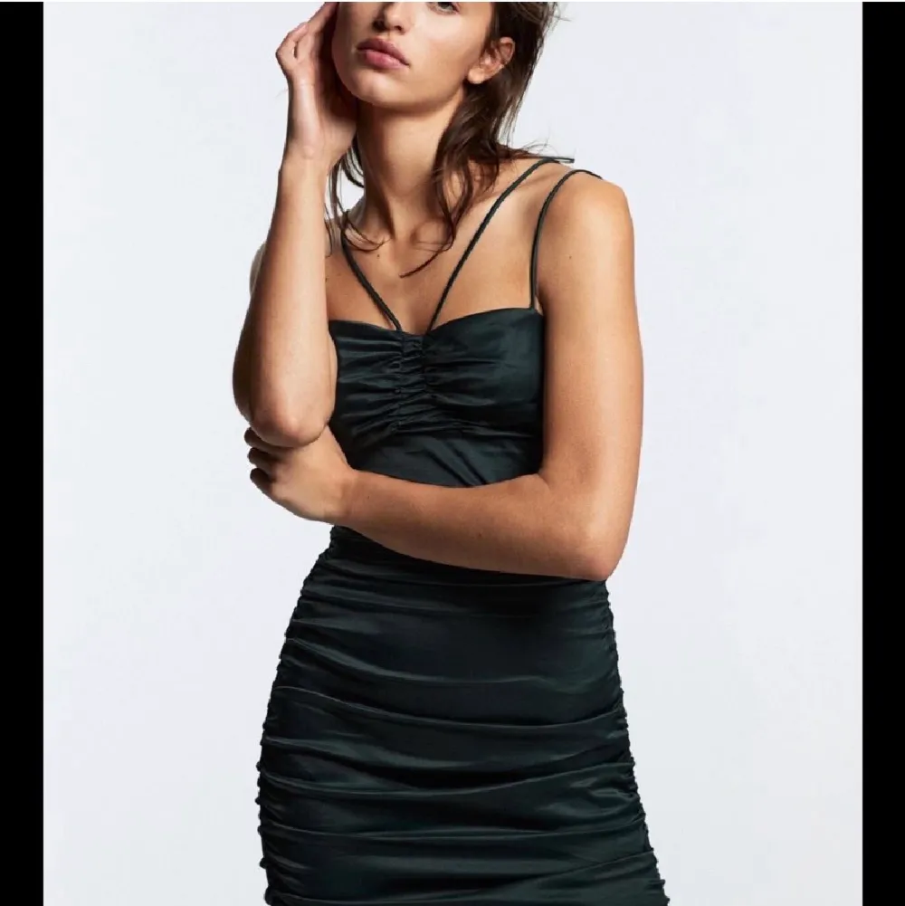 Superfin mörk grön satin klänning från Zara, aldrig använd, storlek Xs-S. 185 frakt ingår. Klänningar.