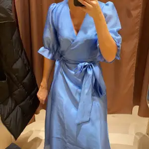 super elegant ljusblå klänning. Aldrig använd, bara testad!  💙💙