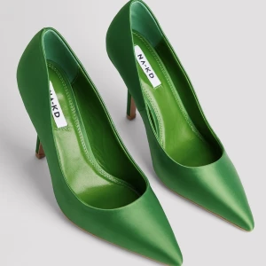 Gröna Satin klackar - NAKD - Säljer mina gröna satin pumps från NAKD pga fel storlek. Helt oanvända!✨