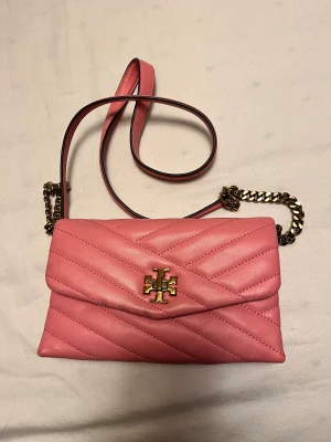 Tory Burch - Plånbokväska, i bra skick. Köpt på NK i Göteborg 