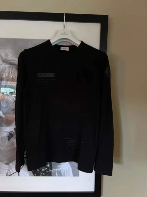Moncler long sleeve M - Moncler long sleeve (helsvart tryck) Storlek: M Cond: 9/10 Kommer med: inget og BIN: 2100kr + frakt